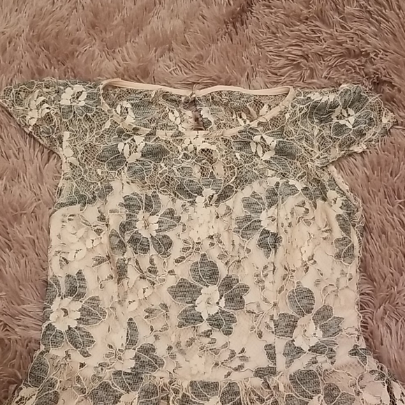 **$$3/12$$**--Pink & Gray A-Line Floral Lace Capsleeve Dress - Picture 2 of 7